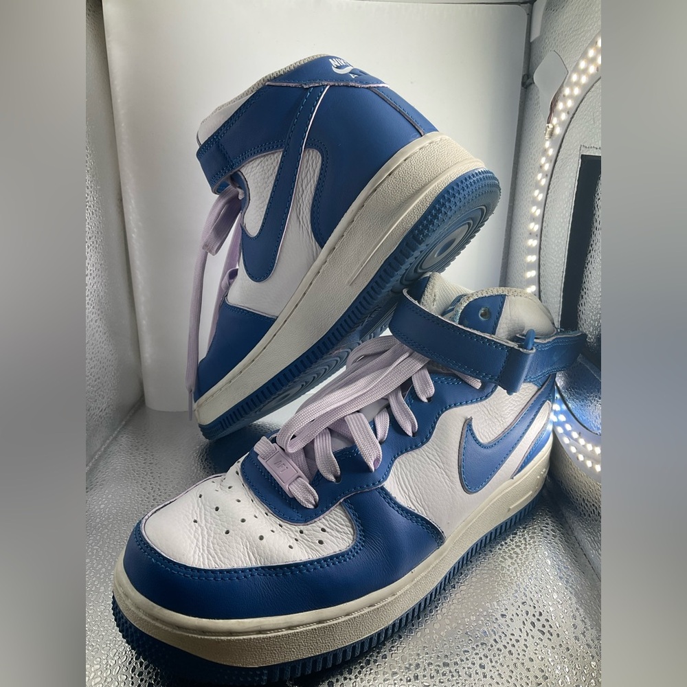 GENTLY USED Nike Air Woman’s Sneakers in Blue and White